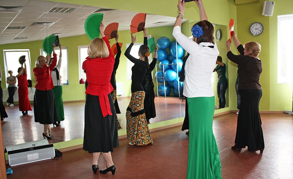grupa kobiet tańczy taniec flamenco