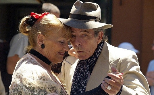 para seniorów tańczy tango